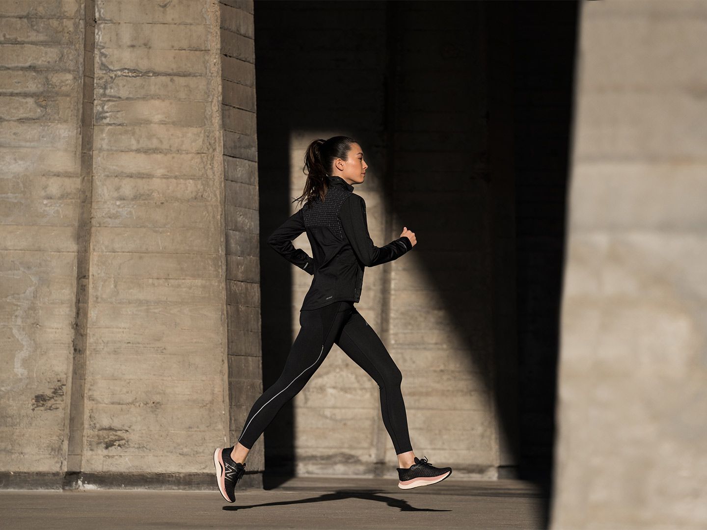 žena běhá v teplém, termálním oblečení a botách New Balance Fuelcell_Propelv4_WFCPRCK4