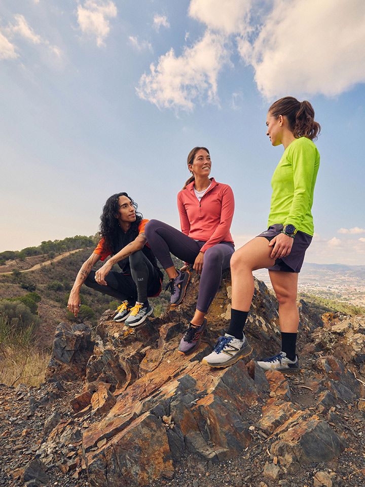 Ženy při tréninku v horách ve sportovním oblečení New Balance