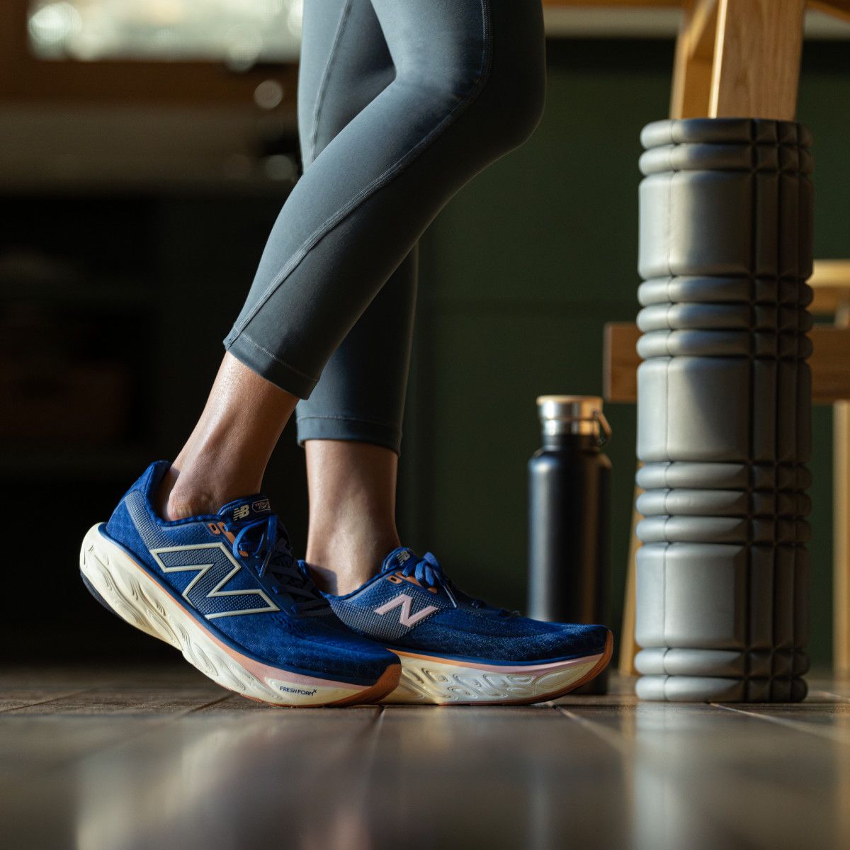 Damskie buty New Balance Fresh Foam X w kolorze granatowym podczas treningu.