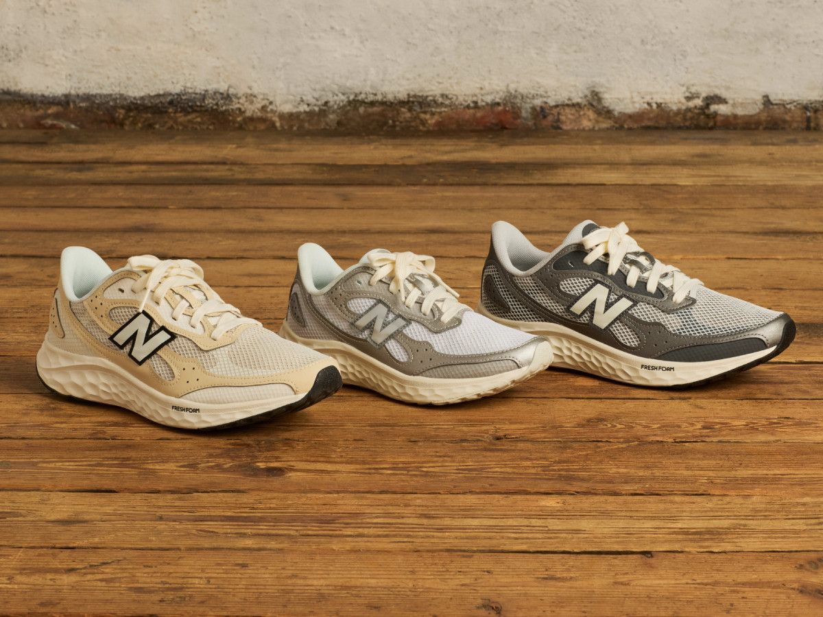 Trzy pary butów New Balance Fresh Foam Arishi na drewnianej podłodze.