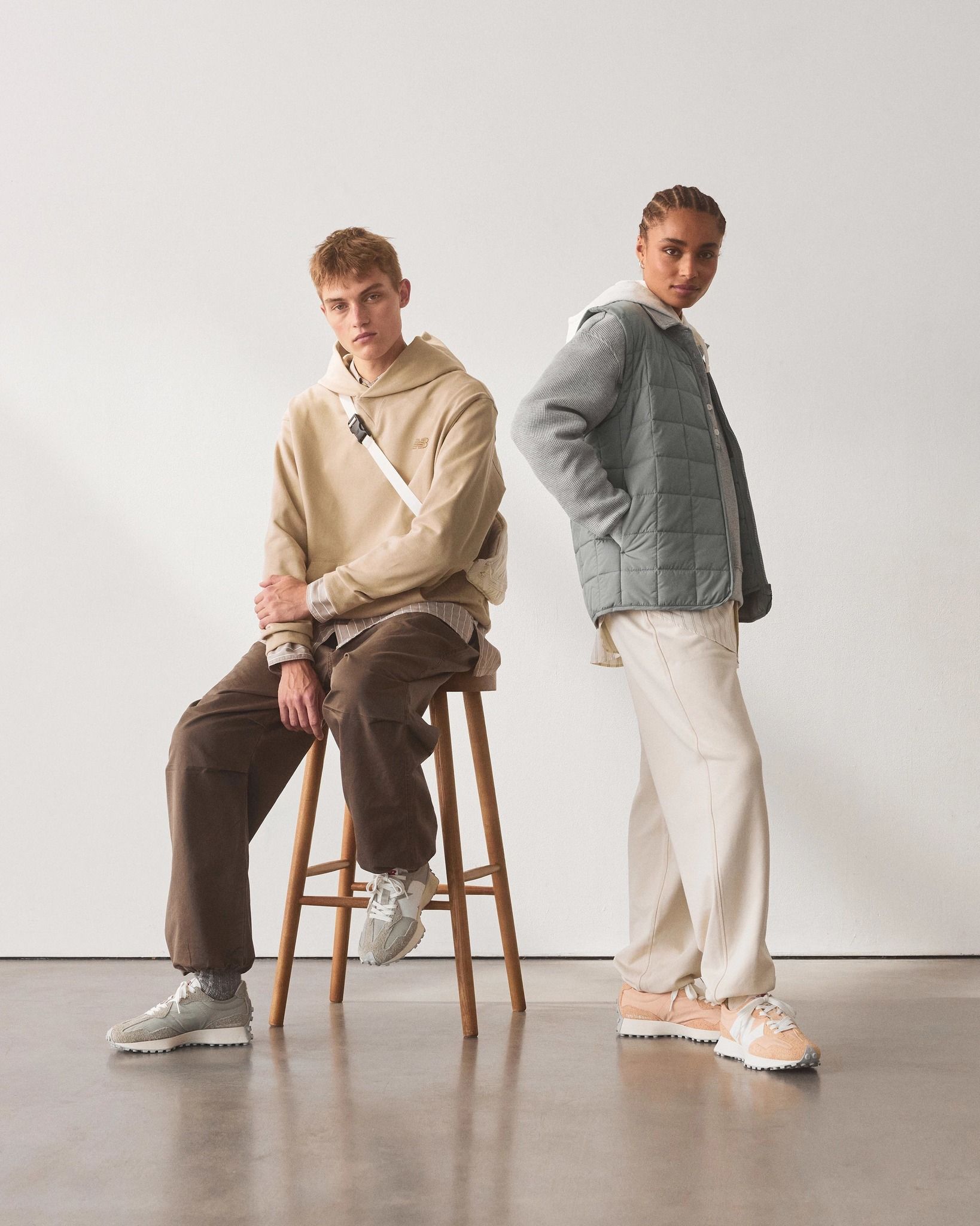 Egy par ember tréningruhában és New Balance tornacipőben