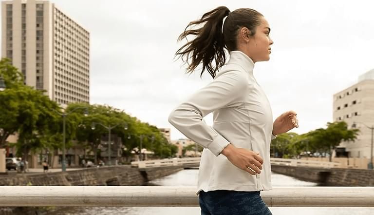 Jogging, fitness, stretching – zobacz, jak dobrać odpowiednią bluzę damską