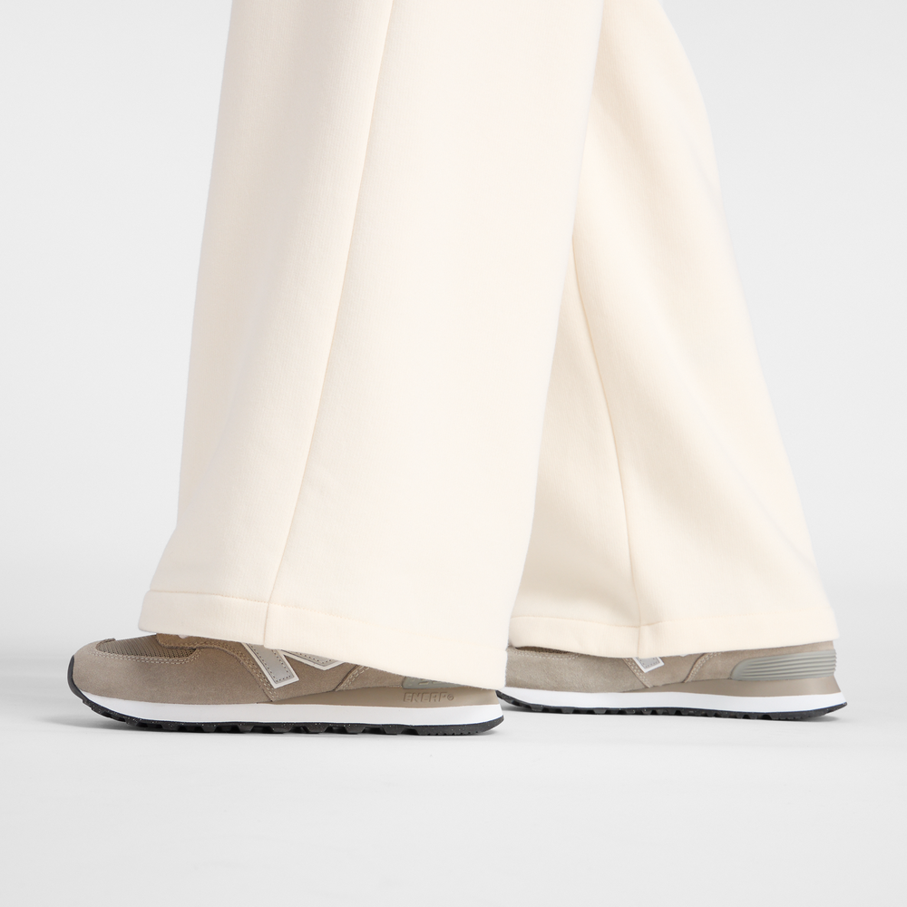 Spodnie damskie New Balance WP53902PEF – beżowe