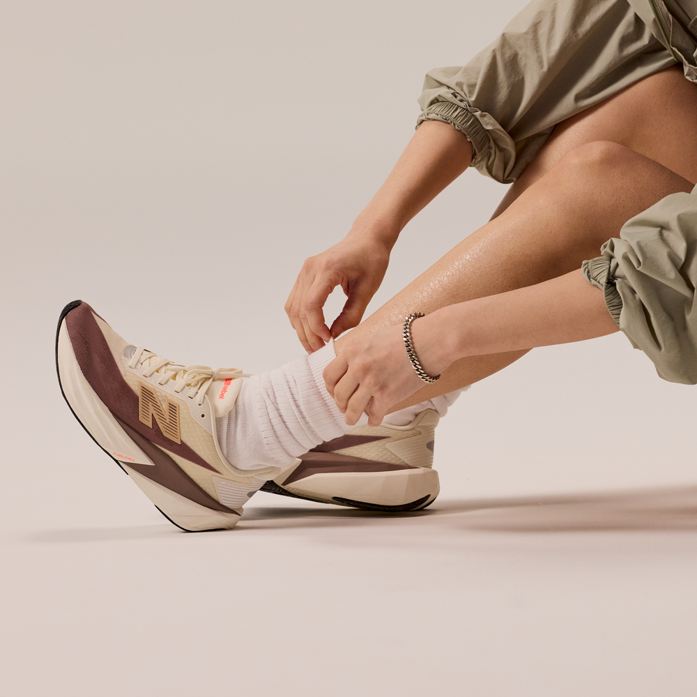 Buty damskie New Balance FuelCell Rebel v5 WFCXLJ5 – beżowe
