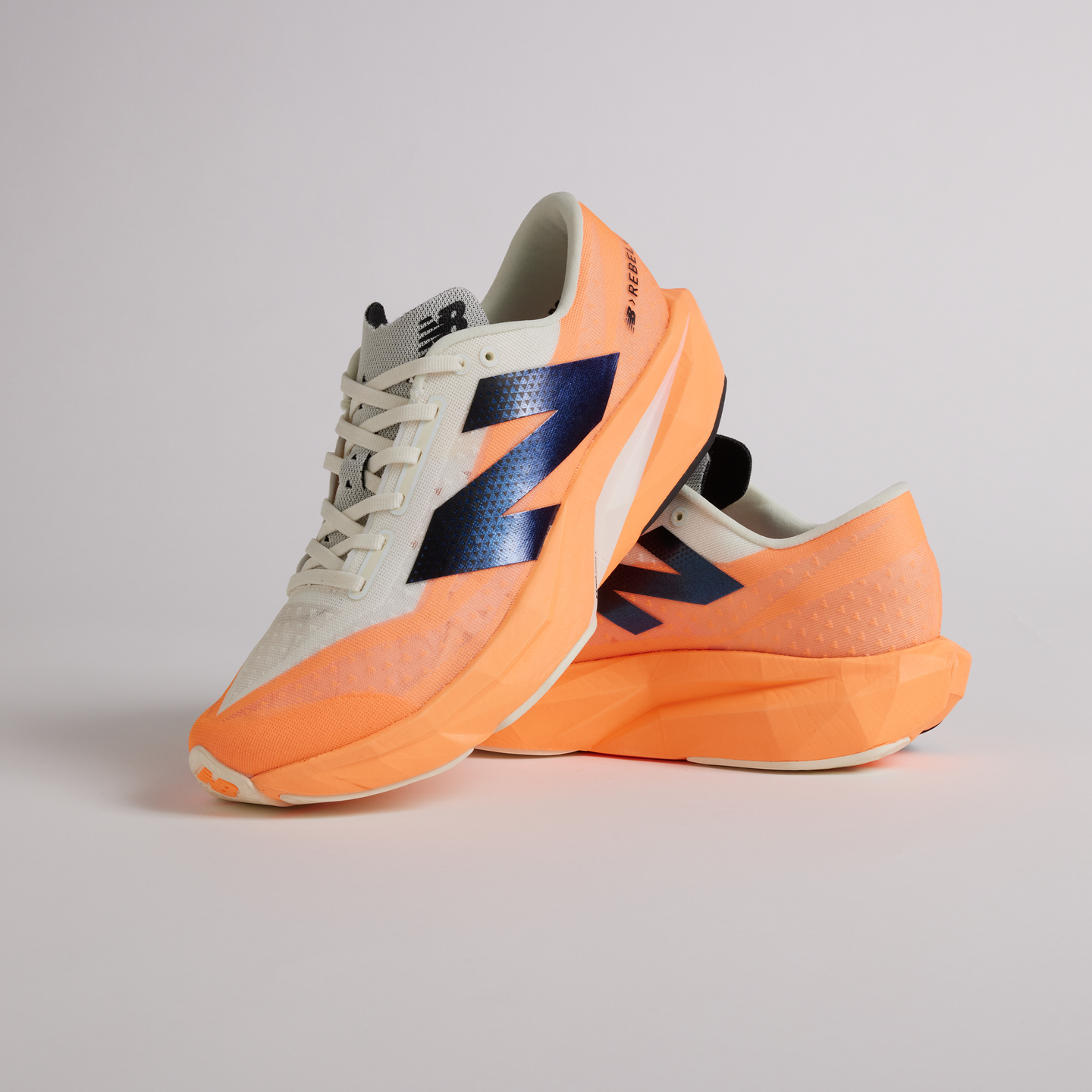 Buty damskie New Balance FuelCell Rebel v4 WFCXCC4 – pomarańczowe